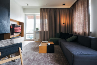 Стильный дизайн: гостиная комната в современном стиле с белыми стенами, светлым паркетным полом, телевизором на стене и бежевым полом - последний тренд