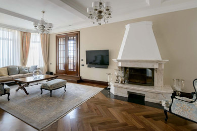 На фото: большая открытая гостиная комната в классическом стиле с горизонтальным камином и фасадом камина из камня