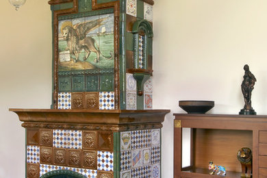 На фото: парадная, открытая гостиная комната среднего размера в средиземноморском стиле с стандартным камином