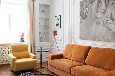 Repräsentatives Eklektisches Wohnzimmer mit weißer Wandfarbe und braunem Holzboden in Moskau
