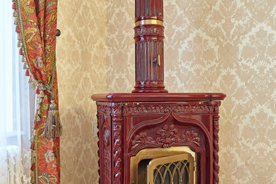モスクワにある広いトラディショナルスタイルのおしゃれなリビング (ベージュの壁、セラミックタイルの床、薪ストーブ、タイルの暖炉まわり、マルチカラーの床) の写真