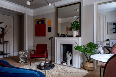 Свежая идея для дизайна: гостиная комната в стиле модернизм с серыми стенами, паркетным полом среднего тона и коричневым полом - отличное фото интерьера