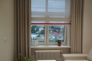 На фото: объединенная гостиная комната среднего размера в скандинавском стиле с бежевыми стенами, полом из керамогранита и бежевым полом
