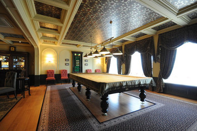 Источник вдохновения для домашнего уюта: гостиная комната среднего размера в классическом стиле с ковровым покрытием