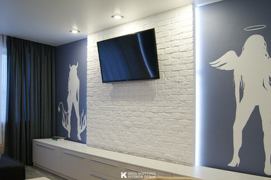 Стильный дизайн: изолированная гостиная комната среднего размера в современном стиле с домашним баром, синими стенами, деревянным полом и телевизором на стене - последний тренд