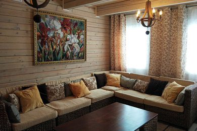 Diseño de salón cerrado rural grande con paredes beige, suelo de baldosas de porcelana, marco de chimenea de ladrillo, suelo marrón y todas las chimeneas