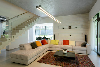 Источник вдохновения для домашнего уюта: открытая гостиная комната в современном стиле с белыми стенами, полом из керамогранита, горизонтальным камином, фасадом камина из металла и телевизором на стене