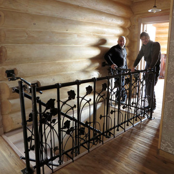 Кованое ограждение лестницы для деревянного дома.