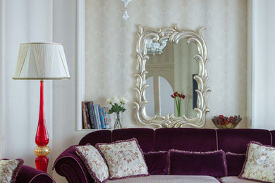 Идея дизайна: гостиная комната в классическом стиле с тюлем на окнах