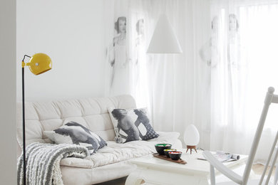 Пример оригинального дизайна: гостиная комната среднего размера:: освещение в современном стиле с белыми стенами и светлым паркетным полом без камина, телевизора