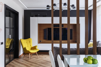 Свежая идея для дизайна: парадная, открытая, объединенная гостиная комната среднего размера в современном стиле с разноцветными стенами, полом из винила, телевизором на стене и бежевым полом без камина - отличное фото интерьера