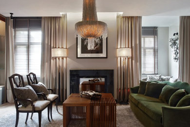 Стильный дизайн: парадная гостиная комната в современном стиле с бежевыми стенами, ковровым покрытием и тюлем на окнах - последний тренд