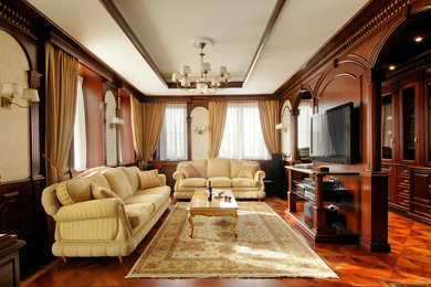 Источник вдохновения для домашнего уюта: парадная гостиная комната в классическом стиле с коричневыми стенами, паркетным полом среднего тона и телевизором на стене
