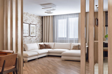 Идея дизайна: большая открытая гостиная комната в современном стиле с бежевыми стенами, светлым паркетным полом, отдельно стоящим телевизором и бежевым полом без камина