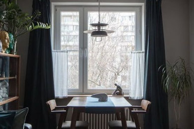 Пример оригинального дизайна: гостиная комната в стиле модернизм с серыми стенами, паркетным полом среднего тона и серым полом