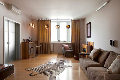 Идея дизайна: большая открытая гостиная комната в современном стиле с домашним баром, светлым паркетным полом, фасадом камина из дерева, белыми стенами и стандартным камином