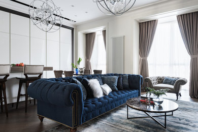 Идея дизайна: открытая гостиная комната среднего размера в современном стиле с белыми стенами, темным паркетным полом, коричневым полом, телевизором на стене и синим диваном