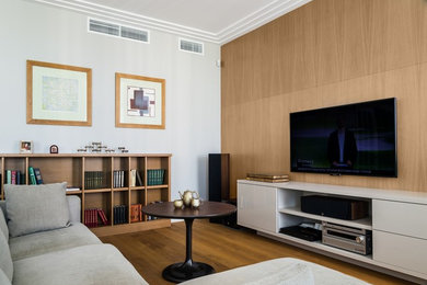Стильный дизайн: парадная, открытая гостиная комната в современном стиле с паркетным полом среднего тона и телевизором на стене - последний тренд