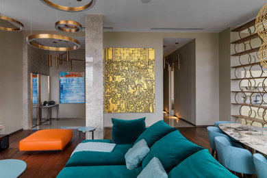 Стильный дизайн: гостиная комната в современном стиле с телевизором на стене - последний тренд