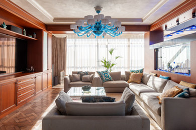 На фото: открытая гостиная комната в современном стиле с темным паркетным полом, телевизором на стене и коричневым полом