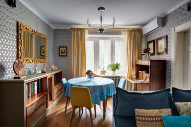На фото: маленькая гостиная комната в стиле фьюжн с паркетным полом среднего тона и серыми стенами без камина