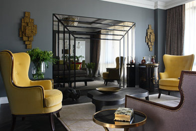 На фото: парадная гостиная комната в стиле фьюжн с серыми стенами