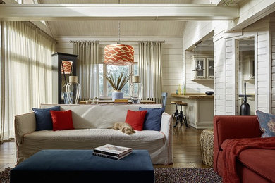 На фото: гостиная комната в стиле неоклассика (современная классика) с бежевыми стенами и паркетным полом среднего тона