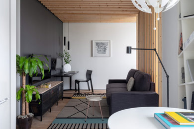 Imagen de salón abierto contemporáneo pequeño con paredes blancas, televisor colgado en la pared y suelo marrón