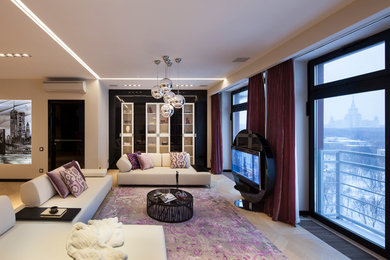 На фото: большая открытая гостиная комната в современном стиле с бежевыми стенами, паркетным полом среднего тона, горизонтальным камином, отдельно стоящим телевизором и бежевым полом