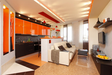 Источник вдохновения для домашнего уюта: открытая, объединенная гостиная комната в современном стиле с серыми стенами, пробковым полом и телевизором на стене