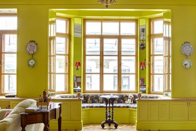 Immagine di un soggiorno chic con pareti gialle