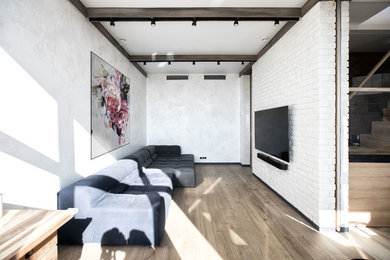 На фото: гостиная комната в современном стиле с тюлем на окнах