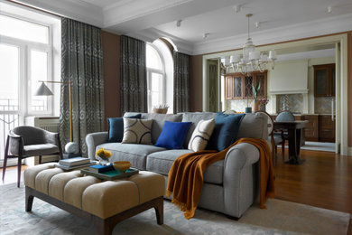 Идея дизайна: открытая гостиная комната в стиле неоклассика (современная классика) с коричневыми стенами и паркетным полом среднего тона