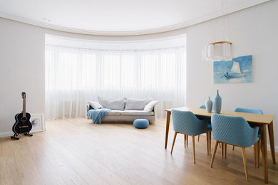 Пример оригинального дизайна: большая открытая гостиная комната в стиле неоклассика (современная классика) с бежевыми стенами и паркетным полом среднего тона