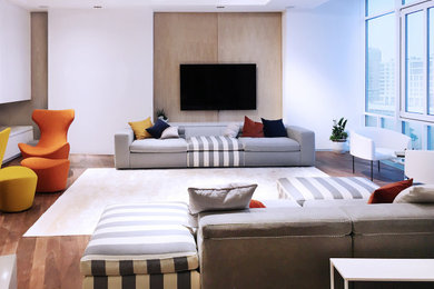 На фото: большая парадная, изолированная гостиная комната в современном стиле с белыми стенами, темным паркетным полом, горизонтальным камином, фасадом камина из дерева, телевизором на стене и коричневым полом с