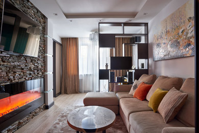 Свежая идея для дизайна: парадная, изолированная гостиная комната в современном стиле с бежевыми стенами, светлым паркетным полом, горизонтальным камином, фасадом камина из камня, телевизором на стене и бежевым полом - отличное фото интерьера