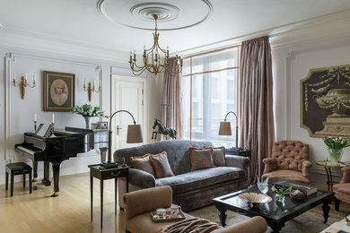 Стильный дизайн: большая изолированная гостиная комната в классическом стиле с светлым паркетным полом, серыми стенами и тюлем на окнах - последний тренд