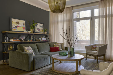 На фото: большая открытая гостиная комната в современном стиле с серыми стенами, паркетным полом среднего тона и коричневым полом без камина