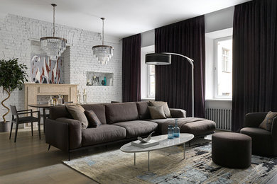 Diseño de salón para visitas abierto actual grande con paredes blancas, suelo de madera en tonos medios y suelo beige