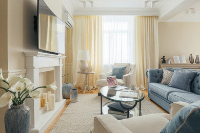 На фото: открытая, объединенная гостиная комната среднего размера в классическом стиле с музыкальной комнатой, желтыми стенами, паркетным полом среднего тона, стандартным камином, фасадом камина из дерева, телевизором на стене, коричневым полом и балками на потолке с