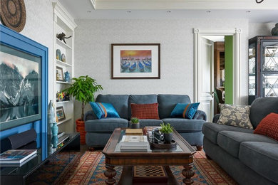 Foto di un grande soggiorno tradizionale aperto con pareti beige, parquet scuro, pavimento marrone e TV a parete