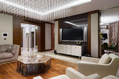 Imagen de salón contemporáneo con suelo de madera en tonos medios y televisor colgado en la pared