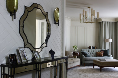 Источник вдохновения для домашнего уюта: открытая гостиная комната среднего размера в стиле неоклассика (современная классика) с белыми стенами, ковровым покрытием и серым полом