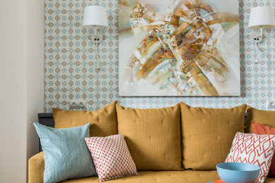 Свежая идея для дизайна: гостиная комната среднего размера в современном стиле с разноцветными стенами, паркетным полом среднего тона, коричневым полом и обоями на стенах без телевизора - отличное фото интерьера