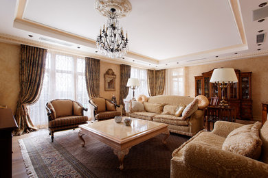 Immagine di un grande soggiorno classico chiuso con pareti beige, parquet chiaro e pavimento beige