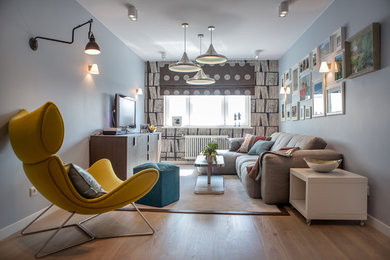 Источник вдохновения для домашнего уюта: парадная гостиная комната в современном стиле с серыми стенами, светлым паркетным полом и отдельно стоящим телевизором без камина