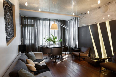 Foto di un soggiorno design di medie dimensioni e aperto con pareti grigie, pavimento in legno massello medio, nessun camino e pavimento marrone