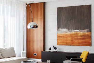 Modelo de salón abierto contemporáneo extra grande sin chimenea con paredes blancas, suelo de madera en tonos medios, televisor colgado en la pared y suelo marrón