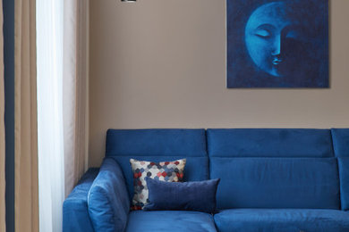 Diseño de salón para visitas abierto contemporáneo de tamaño medio con paredes beige, suelo de madera en tonos medios y televisor colgado en la pared