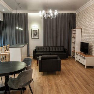 Mittelgroße, Offene Moderne Bibliothek mit weißer Wandfarbe, Laminat, Wand-TV und gelbem Boden in Sankt Petersburg
